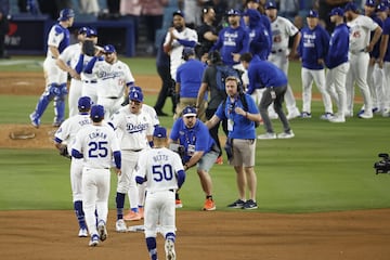 Los Angeles (United States), 26/10/2024.- The Los Angeles Dodgers celebrate at the end of the Major League Baseball (MLB) World Series game two between the American League Champion New York Yankees and the National League Champion Los Angeles Dodgers in Los Angeles, California, USA, 26 October 2024. The World Series is the best-of-seven games. (Nueva York) EFE/EPA/CAROLINE BREHMAN
