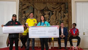 Gustavo Petro entrega dinero a las jugadoras de la Selección Colombia Sub 17