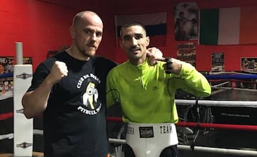 Isaac Moreno (izquierda) con su púgil, Felipe Castro tras un entrenamiento.