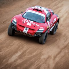 Un día de test con Sainz, Laia Sanz y el coche de Acciona