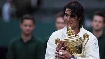 Rafael Nadal posa con su primer Wimbledon tras derrotar en la final a Roger Federer.