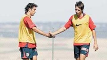 <b>JÓVENES PROTAGONISTAS. </b>Arriba, Toché y Del Moral celebran un gol. A la derecha, Sergio Torres hace de linier. Ni el mediapunta ni Mané jugaron ya que por la tarde oficializaron su marcha al Ciudad de Murcia.