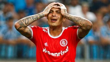 Paolo Guerrero avanza su salida del Internacional