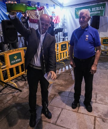 José Alberto, escanciando sidra para AS en la Casa de Asturias en Santander, donde dio el pregón el pasado jueves.