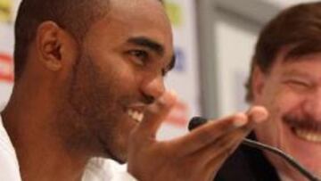 <b>SE QUEDA.</b> El jugador francés se ha ganado a base de goles y juego su permanencia en el club onubense.