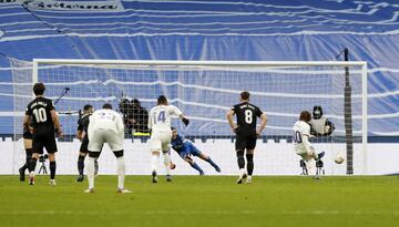 Modric marca de penalti el 1-2 para el Real Madrid.