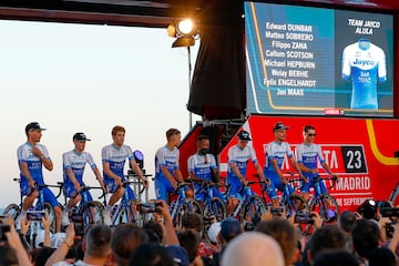 Los integrantes del Jayco Alula posan con sus bicicletas en la presentación de La Vuelta.