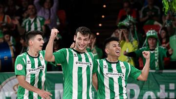 Jugadores del Betis celebran su triunfo en casa ante ElPozo.