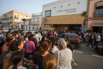 Vecinos y familiares acudieron a la capilla ardiente de Jesús Quintero durante el día de ayer. 