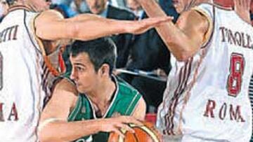 <b>PROMESA. </b>Domen Lorbek, rodeado por jugadores del Lottomatica.