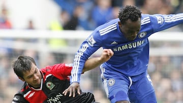 Chelsea's Ghanaian footballer Michael Essien (R) is challenged by Blackburn Rovers Chilean player Carlos Villanueva during their Premiership football match at Stamford Bridge in London on May 17, 2009. AFP PHOTO/IAN KINGTON FOR EDITORIAL USE ONLY Additional licence required for any commercial/promotional use or use on TV or internet (except identical online version of newspaper) of Premier League/Football League photos. Tel DataCo +44 207 2981656. Do not alter/modify photo. (Photo credit should read IAN KINGTON/AFP via Getty Images)