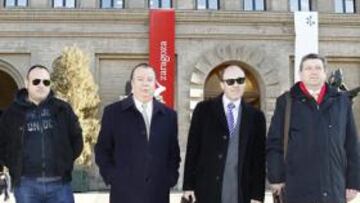 <b>EN LA PLAZA DEL PILAR. </b>Alejandro Ibáñez, Rafael Ruiz, Arnaldo Félix, José Luis Lorés y Sixto Genzor, antes de la reunión en el Ayuntamiento.