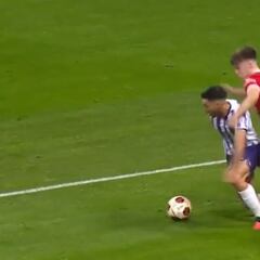 Suazo hizo esto ante el Liverpool y el estadio enloqueció: ovación total para el chileno