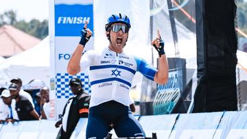 Itamar Einhorn celebra la victoria en la segunda etapa del Tour de Ruanda.