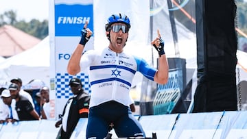 Itamar Einhorn celebra la victoria en la segunda etapa del Tour de Ruanda.