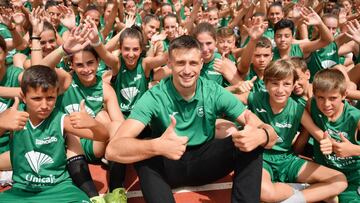 Aleksa Avramovic posa con los niños y niñas del Unicaja Málaga.