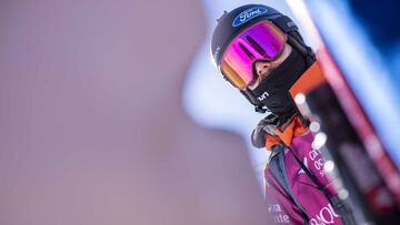 El freerider aran&eacute;s Aymar Navarro, vestido completamente de esqu&iacute;, en la prueba de Baqueira Beret del Freeride World Tour 2022. 