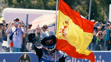 El piloto español Álex Márquez (BK8 Gresini Racing MotoGP) celebra su victoria en la carrera de MotoGP del Gran Premio de España.