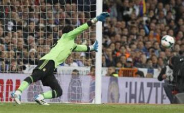 3-3. Messi anota tercer tanto de penalti.