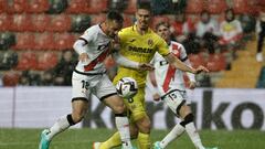 GRAF9023. MADRID (ESPAÑA), 28/05/2023.- El centrocampista del Rayo Vallecano Álvaro García (i) disputa una posesión ante Juan Foyth, defensa argentino del Villareal durante el partido correspondiente a la jornada 37 de LaLiga Santander y que disputan Rayo Vallecano y Villareal CF este domingo en el Campo de Fútbol de Vallecas (Madrid). EFE/ Sergio Perez
