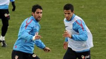 <b>COMPETENCIA. </b>Raúl García y Domínguez pugnan por un balón.