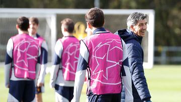 GRAFCAV5712. SAN SEBASTIÁN (ESPAÑA), 07/11/2023.- El entrenador de la Real Sociedad, Imanol Alguacil (d), conversa el capitán del equipo, Mikel Oyarzabal (c, de espaldas), durante el entrenamiento previo al partido de Liga de Campeones contra el Benfica, celebrado este martes en el campo de entrenamiento de Zubieta. EFE/Juan Herrero.
