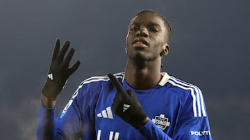 Assane Diao marca con el Como ante el Milan.