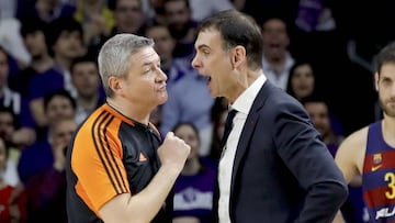 Luigi Lamonica, árbitro italiano, con Georgios Bartzokas, ahora entrenador del Olympiacos y en la imagen cuando dirigía al Barcelona.