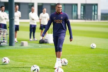 El PSG y el delantero acercaron posturas y el de Bondy volvió a entrenarse con el grupo que dirige Luis Enrique.