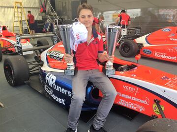 Oscar Piastri tras ganar una carrera en la F4 Británica.