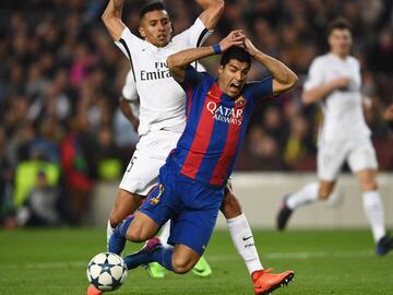 BARCELONA, SPAIN - MARCH 08:  Luis Suarez of Barcelona is challenged by Marquinhos of PSG for a penalty during the UEFA Champions League Round of 16 second leg match between FC Barcelona and Paris Saint-Germain at Camp Nou on March 8, 2017 in Barcelona, Spain.  (Photo by Laurence Griffiths/Getty Images)