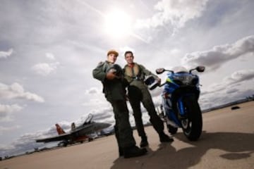 El piloto de Suzuki Maverick Viñales posa con su moto y con el capitán del Ejército del Aire Javier Barcala, que ha pilotado el avión de combate F-18 de la Base Aérea de Zaragoza, con el que ha pasado del asfalto del circuito de MotorLand, donde competirá el próximo domingo en MotoGP, al cielo de Aragón. Viñales, cuyo nombre, Maverick, se debe al fervor que sentía su padre, Ángel, por el protagonista de la película "Top Gun" que protagonizaba Tom Cruise, y en el que interpretaba el papel de un piloto de combate, ha logrado hoy hacer realidad otra de sus pasiones al subirse a un caza del ejército español.