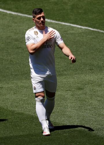 El jugador Serbio Jovic durante su presentación. 