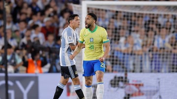 Matheus Cunha (c) de Brasil celebra un gol ante Argentina en un partido de las eliminatorias sudamericanas para el Mundial de 2026 entre las selecciones de Argentina y Brasil en el estadio Monumental en Buenos Aires (Argentina). EFE/Juan Ignacio Roncoroni
