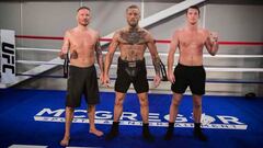 Conor McGregor posa junto a sus entrenadores John Kavanagh y Owen Roddy durante un entrenamiento.