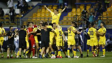Los jugadores del Alcorcón celebran la victoria conseguida ante el Espanyol en la última jornada de LaLiga SmartBank 2020/2021.