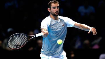 Marin Cilic devuelve una bola ante Alexander Zverev en su partido de las Nitto ATP World Tour Finals en el O2 Arena de Londres.