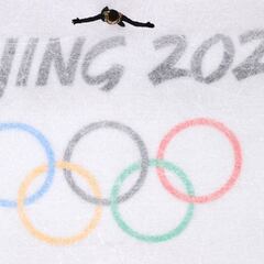 "Me dicen gay, no me molesta": patina a ritmo de Santana y entrena en un centro comercial