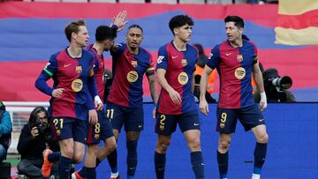 BARCELONA, 02/02/2025.- El delantero polaco del FC Barcelona Robert Lewandowski (d) celebra tras anotar un gol, durante el partido de LaLiga entre el FC Barcelona y el Alavés este domingo en el Estadio Olímpico de Montjuic en Barcelona. EFE/ Toni Albir