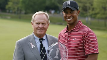 Jack Nicklaus y Tiger Woods posan después de que Tiger ganase el Memorial Tournament de 2009.
