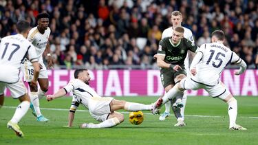 Dani Carvajal tapona un disparo de Dovbyk en el encuentro que enfrentó al Real Madrid y al Girona.