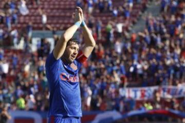 Decimoquinta fecha, Campeonato de Apertura 2015.
El jugador de Universidad de Chile Jose Rojas se despide al final del partido contra Huachipato por primera división en el estadio Nacional de Santiago, Chile.