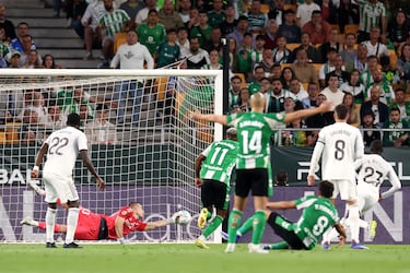Lunin vuelve a imponerse bajo palos en una de las múltiples llegadas del Betis durante el partido.