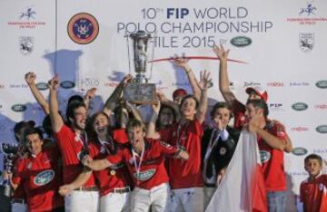 Jugadores de chile celebran con la copa triunfo del partido valido por la final del campeonato Mundial de Polo jugado entre Chile vs Estados Unidos.