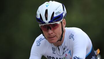 Chris Froome cruza la l&iacute;nea de meta tras la primera etapa del Tour de Francia con final en Landerneau.