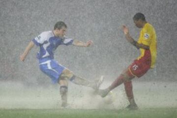 Inglaterra es un país donde suele llover prácticamente todo el año. Es común ver un partido de fútbol con lluvia o frío intenso, sin embargo, en diciembre de 2006 en un encuentro entre el Wigan y el Watford por la Premier League fue pospuesto debido a una tormenta que no permitía ver nada. El diluvio colosal en Vicarage Road propició la suspensión del juego al medio tiempo, este no se reanudó sino dos meses después y terminó con un empate a un gol.