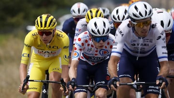 Saint-paul-trois-chateaux (France), 17/07/2024.- Danish rider Jonas Vingegaard (C) of Team Visma Lease a Bike and yellow jersey Slovenian rider Tadej Pogacar (L) of UAE Team Emirates in action during the 17th stage of the 2024 Tour de France cycling race over 177km from Saint-Paul-Trois-Chateaux to Superdevoluy, France, 17 July 2024. (Ciclismo, Francia, Eslovenia) EFE/EPA/SEBASTIEN NOGIER