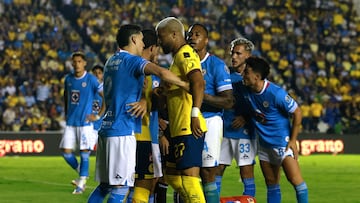 Soccer Football - Liga MX - Semi Final - Second Leg - America v Cruz Azul - Estadio Ciudad de los Deportes, Mexico City , Mexico - May 18, 2025 America's Rodrigo Aguirre clashes with Cruz Azul's Jorge Sanchez as Cruz Azul's Kevin Mier reacts REUTERS/Henry Romero