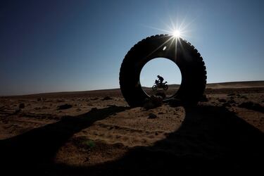 Cada etapa del Dakar deja imágenes espectaculares. Algunas destacan por su belleza y otras por ser peculiares, como la que ilustra estás líneas. El piloto Werner Kenedy, durante la cuarta etapa del Rally Dakar 2022 entre Al Qaisumah y Riad, pilota al lado de un neumático gigante en medio del desierto saudí.
