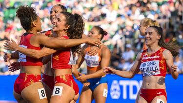 Las integrantes del relevo 4x100 femenino celebran su brillante participación en los recientes Mundiales de Eugene.